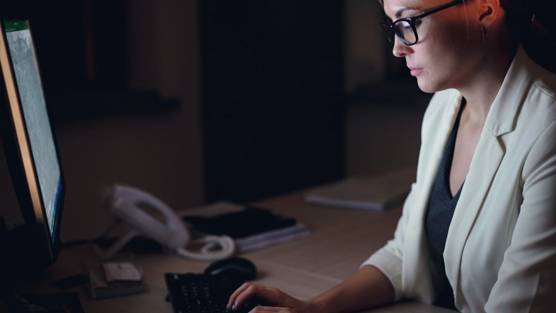 Kobieta pracująca przy komputerze nad edycją strony internetowej