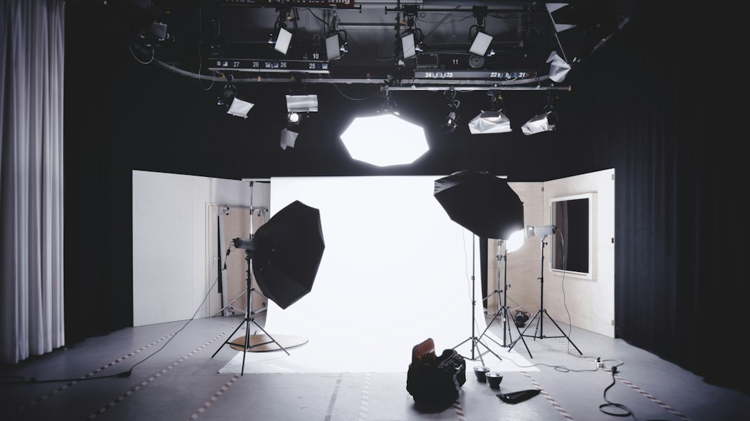 Profesjonalne studio fotograficzne przygotowane do wykonania zdjęć na stronę internetową