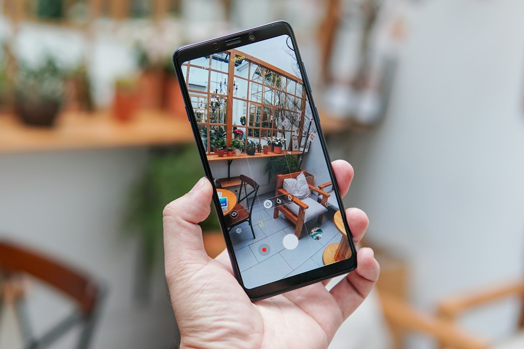 Osoba trzymająca telefon i korzystająca z aparatu do wyszukiwania obrazem