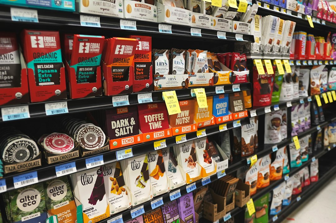 Duży wybór produktów na sklepowych półkach — przykład bogatego asortymentu