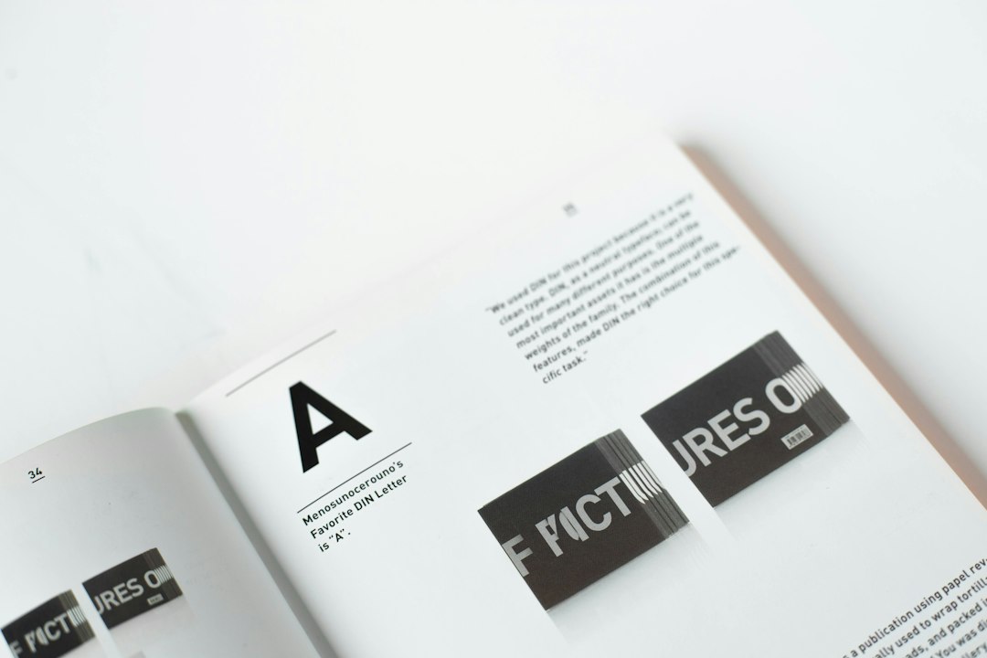 Otwarty magazyn pokazujący uporządkowaną typografię i czytelny układ treści