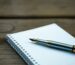 Notes i pióro symbolizujące pisanie oraz redagowanie tekstów na stronę internetową