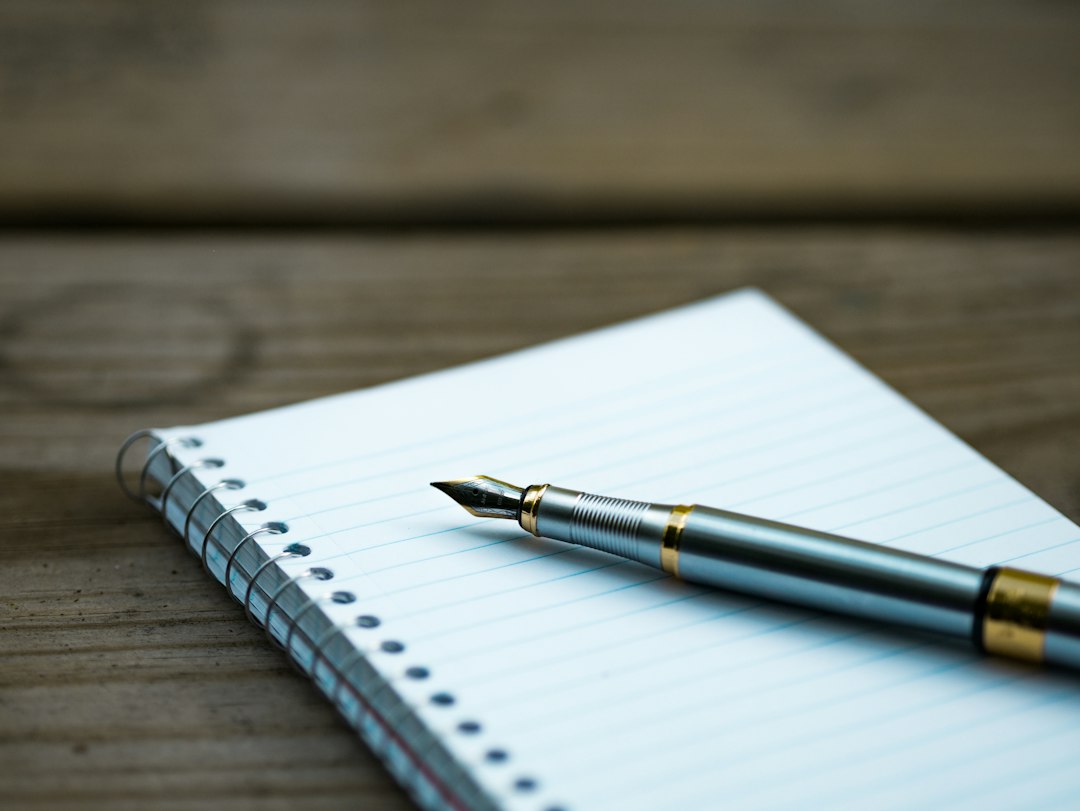 Notes i pióro symbolizujące pisanie oraz redagowanie tekstów na stronę internetową