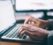 Osoba korzystająca z laptopa podczas wypełniania formularza online
