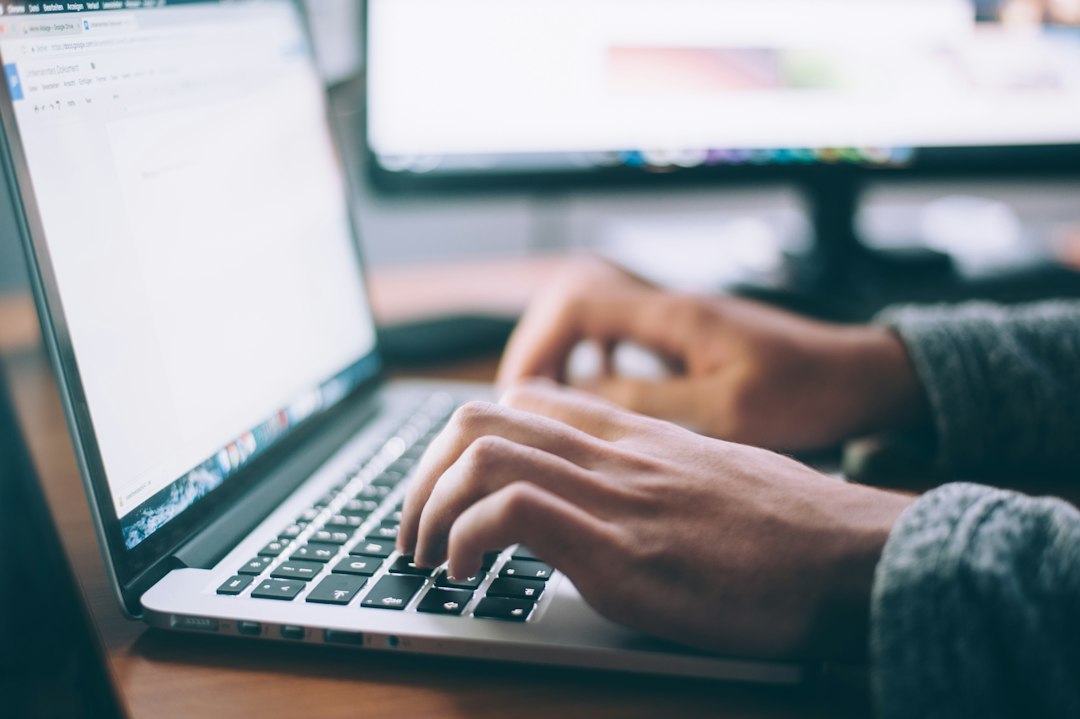 Osoba korzystająca z laptopa podczas wypełniania formularza online