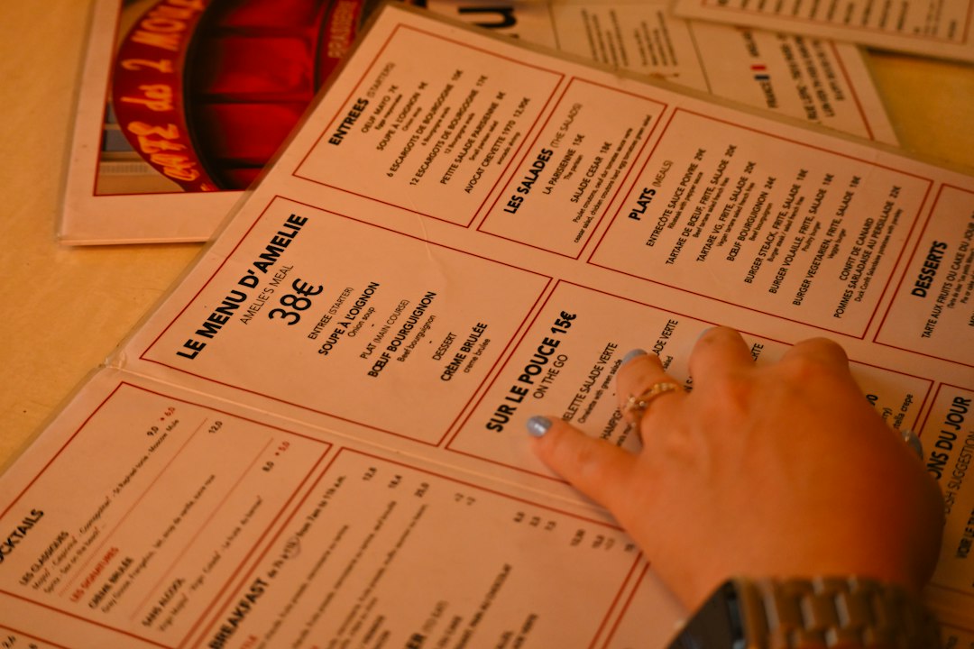 Dłoń nad rozbudowanym menu symbolizująca trudność wyboru odpowiedniego pakietu oferty